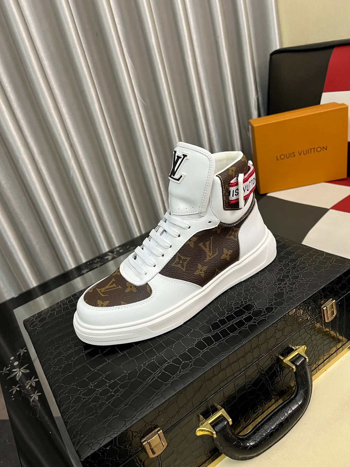 Men's shoes💰440⌚️⌚️"LOUI* VUITTO*" popular men's casual shoes, genuine Italian development💯purchasing level quality✔️The upper is made of first-layer cowhide, comfortable and soft sheepskin feet⚡️Fashionable and versatile. The toe last shape is firm and full, and the soles are made from LV original molds and can be moved in and out of the counter at will. Light and comfortable on the foot~purely handmade, details determine quality! Size:38-442️⃣Colors available